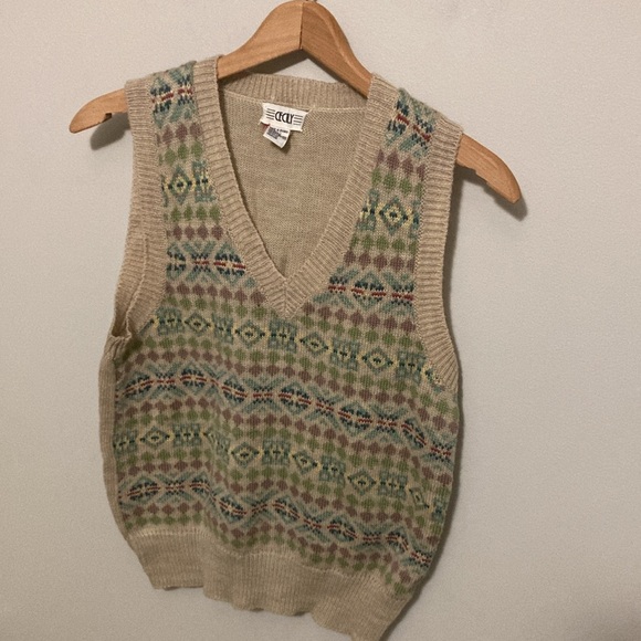 Vintage Cecily Sweater Vest, tan with pattern, size small - Picture 2 of 8
